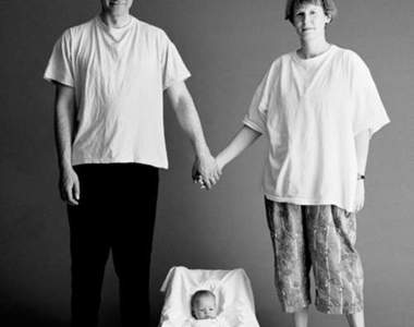 超感人《21年的全家福》爸媽頭髮都白了ಥ_ಥ