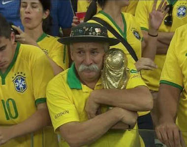 巴西《金盃老翁》比賽結束後他把金盃給......