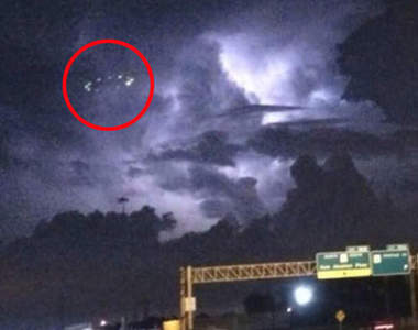 休士頓飛碟目擊事件 躲在雲層裡的揪竟是不是外星人啊?