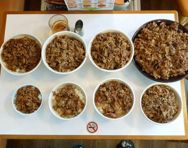 《牛丼份量大評比》松屋、すき家、吉野家 最接近實品的是?