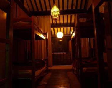 都市傳說《摸黑回宿舍》到底要不要開燈呢?