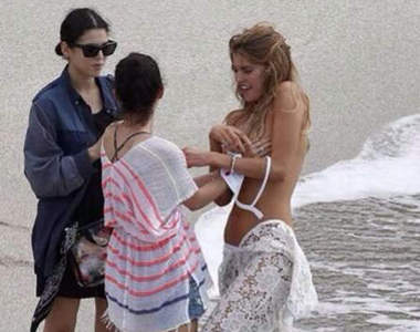 偷偷看一下《豪邁超模》Maryna Linchuk是怎麼在海邊換衣服的 