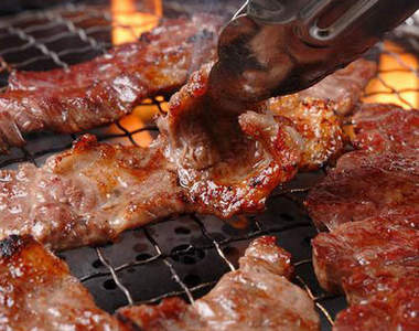 超有梗《燒肉店的注意事項》店員服務也太周到惹吧www