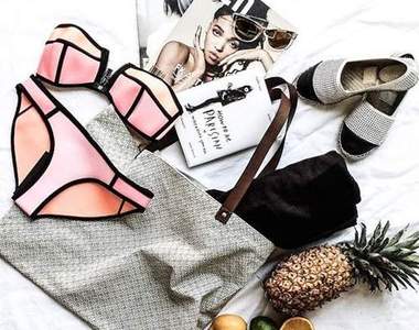 幻想Play《少女分享包包物品》看到比基尼就想像穿起來的樣子(ﾟ∀ﾟ )