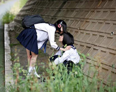 在路邊大膽親親的《百合女高中生》這世界果然不需要男人……