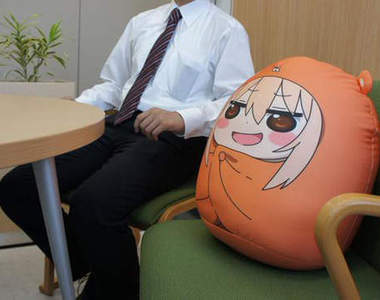 妹控注意《干物妹小埋》等身大抱枕 讓你在家裡當哥哥 ❤