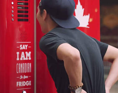 Google製《Molson啤酒機》讓路人挑戰打開它喝免費啤酒