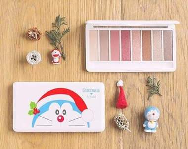 聖誕節限定《A&#39;PIEU哆啦A夢彩妝組》聖誕節就是要ㄤㄤㄤ度過♪