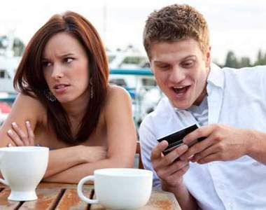 網友票選《令人反感的手機習慣 TOP 10 排行榜》我中了六個 Orz