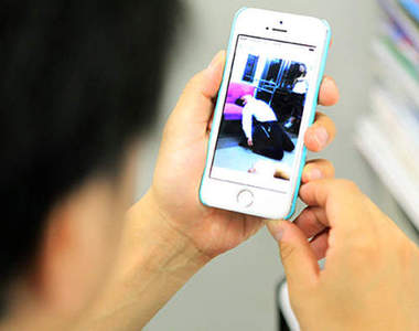 日本女孩大流行《偷拍大叔》鏡頭下的受害者什麼時候變成大叔了？