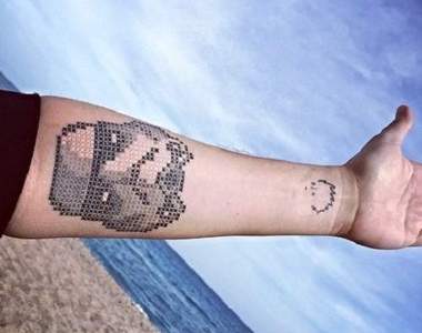 暗藏玄機的《點陣圖刺青》仔細一看竟是刺繡手法