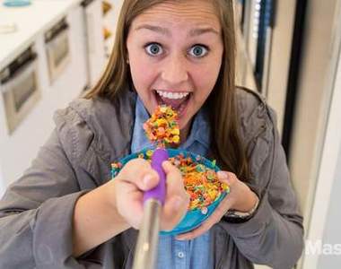 《湯匙自拍棒》變吃邊拍也不是問題唷～那問題是～？