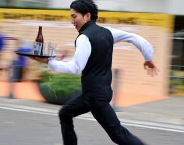 超有疾走感的《服務生賽跑2015》說服務生沒技術的人敢不敢來跑跑看?