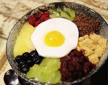 偽裝美食《荷包蛋拌飯刨冰》這種衝突的口味吃起來是？