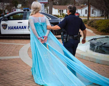 《冰雪奇緣》的艾莎因為製造寒流被警察抓走了="(