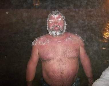 加拿大神奇的《溫泉冰凍攝影比賽》老外在極寒天氣下的各種狂野