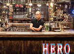《HEROx環球影城》就連酒保Aroyo先生也來惹 《HEROx環球影城》就連酒保Aroyo先生也來惹