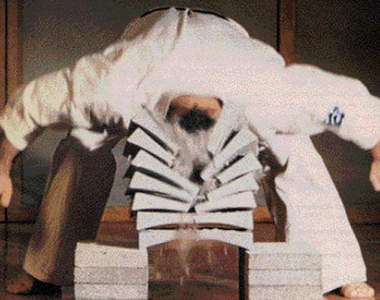 《被自己磚塊砸昏的偷車賊》KUSO人生的一瞬之光系列