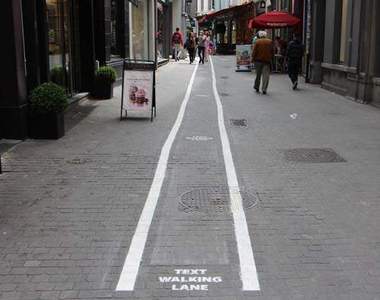 整人用《手機低頭族專用道》眉頭一皺發覺案情並不單純