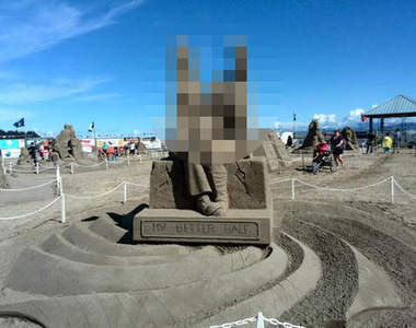 驚～海灘上出現怪奇蝙蝠俠x小丑沙雕？！