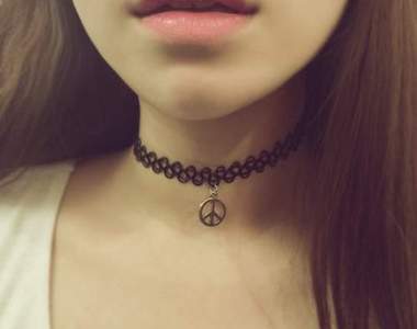 《頸項鍊》的簡潔魅力　個性中又透露一絲性感