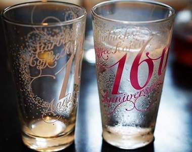 韓國星巴克16週年限定《變色玻璃杯》裝冷飲會有戀愛的顏色唷