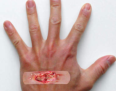 《獵奇OK蹦》貼上去看起來更痛了....