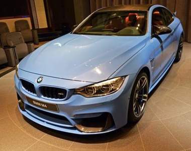 就是藍《BMW M4 Coupe》阿布達比再變裝