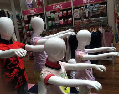 《UNIQLO超搶戲假人》喔不～這應該是活屍片吧wwww