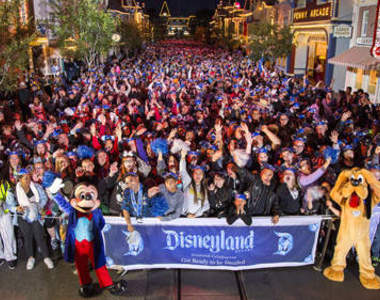 《迪士尼樂園60週年慶典》24小時狂歡人潮癱瘓迪士尼