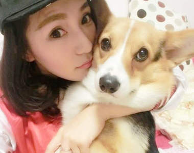 《正妹曬寵物sharon小寶兒》美女跟柯基分不清誰可愛惹(♥´◡`♥)