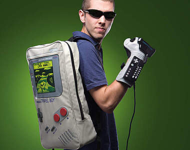 《GAME BOY登機箱》還有後背包 成為全機場的注目焦點