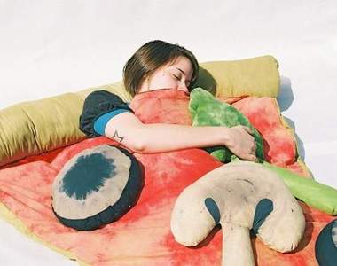神奇的《比薩睡袋》睡覺的時候讓你化身為比薩...