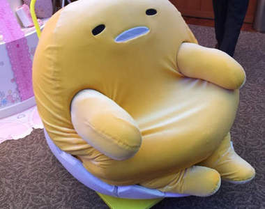 超懶《蛋黃哥》就連見面會都要躺著讓人推出來