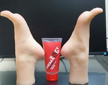 《18禁漫畫家流行的玩具》滑嫩嫩的矽膠腳掌模型 看了真的很想……