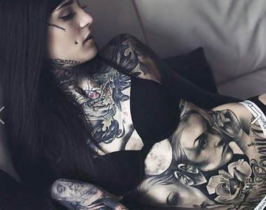 《MonamiFrost》一位全身刺青超酷的黑臂女神