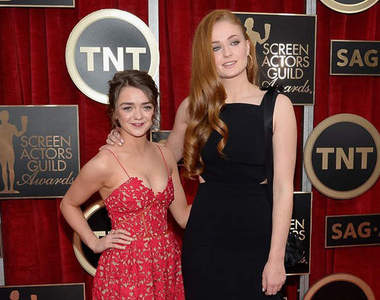 《美國演員工會獎》紅地毯　艾莉亞什麼時候這麼有女人味了（驚）