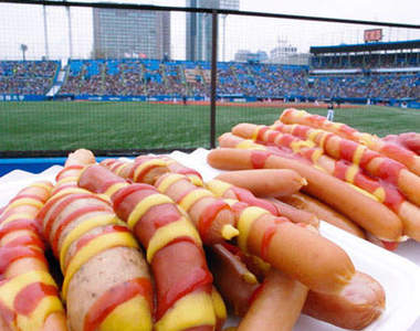 《神宮球場的食事》大絕招就是開打前先把自己灌醉www