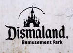 Banksy《迪弒尼樂園》預告 歡迎家長帶小孩體驗現實世界唷 Banksy《迪弒尼樂園》預告 歡迎家長帶小孩體驗現實世界唷