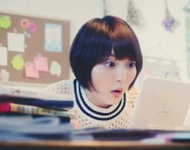 《SHARP×花澤香菜手機CM》要來一盤黑道風香菜嗎?