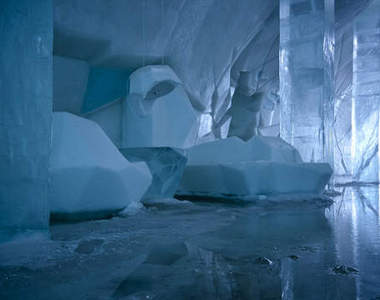 《冰飯店融化畫面》這個時候住應該不用錢吧？