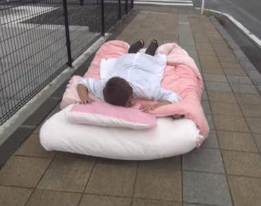 《可以移動的床》在床上移動到上班地點或學校好像挺不錯....