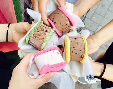 滿腹感十足的《馬卡龍冰淇淋》它還有一個可愛名字叫企鵝馬卡龍唷～