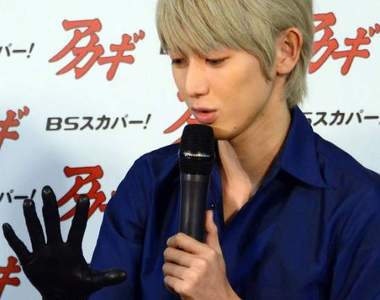 日劇《鬥牌傳說》本鄉奏多這次的白髮造型超帥