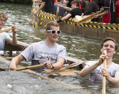 劍橋學生《划紙船慶典》原來康橋也可以這樣玩