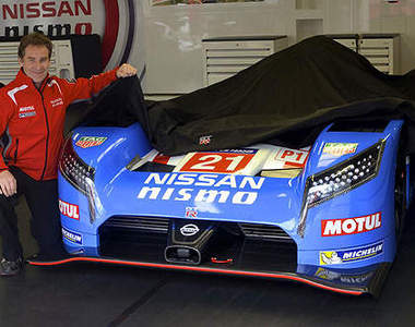 出征利曼《Nissan GT-R LM NISMO》經典戰袍上身