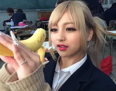 《吃香蕉的美少女》教你優雅的吃香蕉呦~