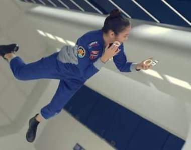 《在無重力狀態下化妝》想證實產品有多好飄起來就對了（誤）