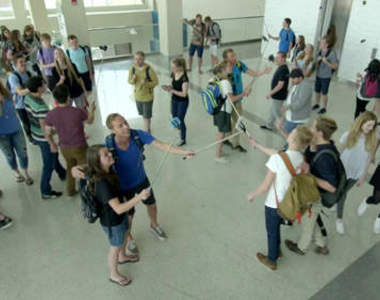 《充滿自拍棒的世界》當自拍棒越長越好就會這樣.....