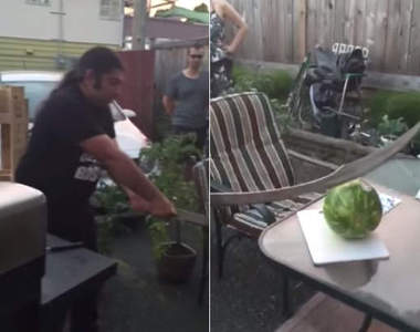 老外玩《大刀破西瓜》結果最後破掉的是...